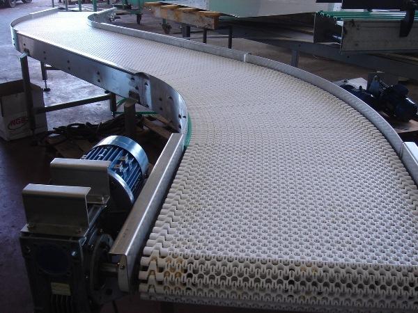 Поворотный радиусный ленточный конвейер с модульной лентой